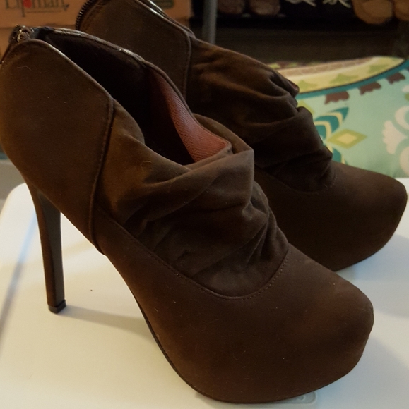 Shoes - Picture 5 of 8